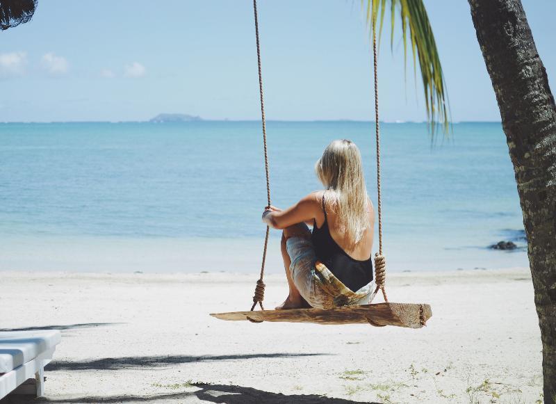 فندق لوكس* جراند جوبي غراند غايوب المظهر الخارجي الصورة A woman on a swing