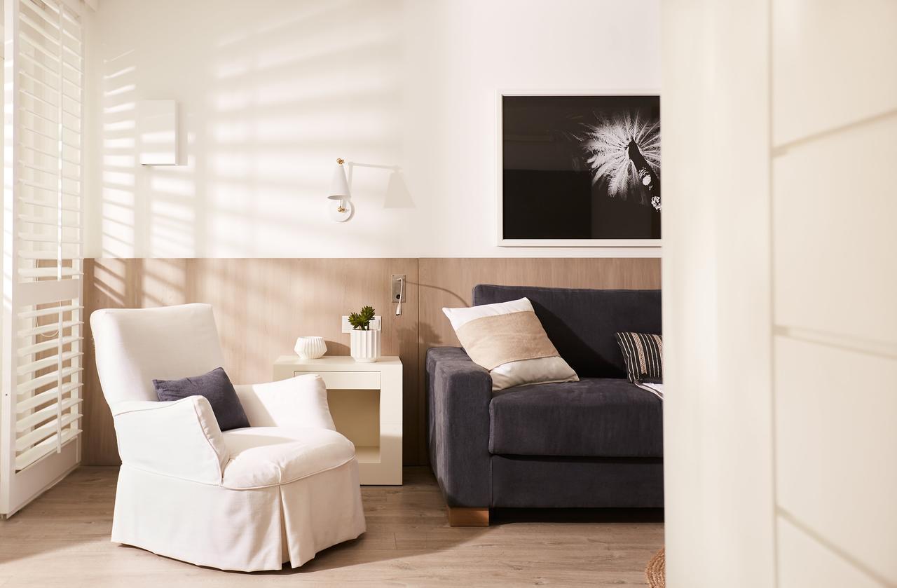 فندق لوكس* جراند جوبي غراند غايوب المظهر الخارجي الصورة A living room with a white armchair and a blue sofa